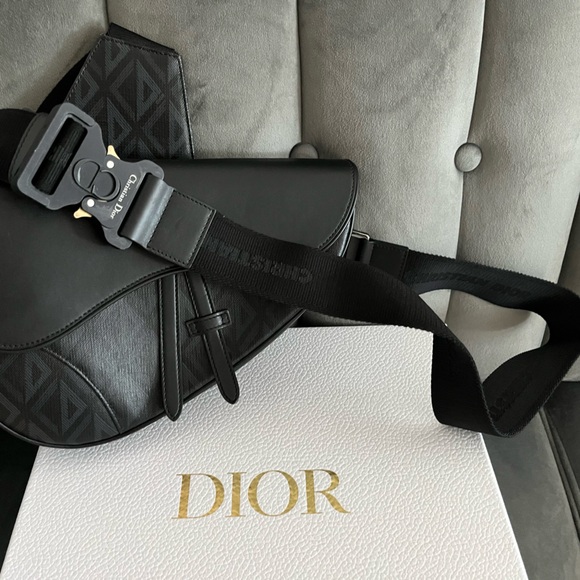 Authentic DIOR unisex diamond canvas leather bag. SS’22 collection. - Picture 2 of 4